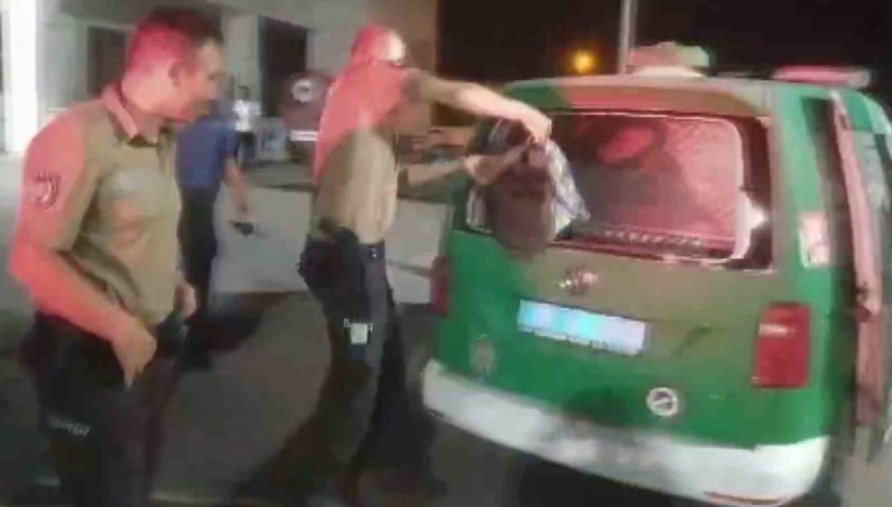 Yine Aksaray Yine Olay: Polis Aracının Camını Kırdı