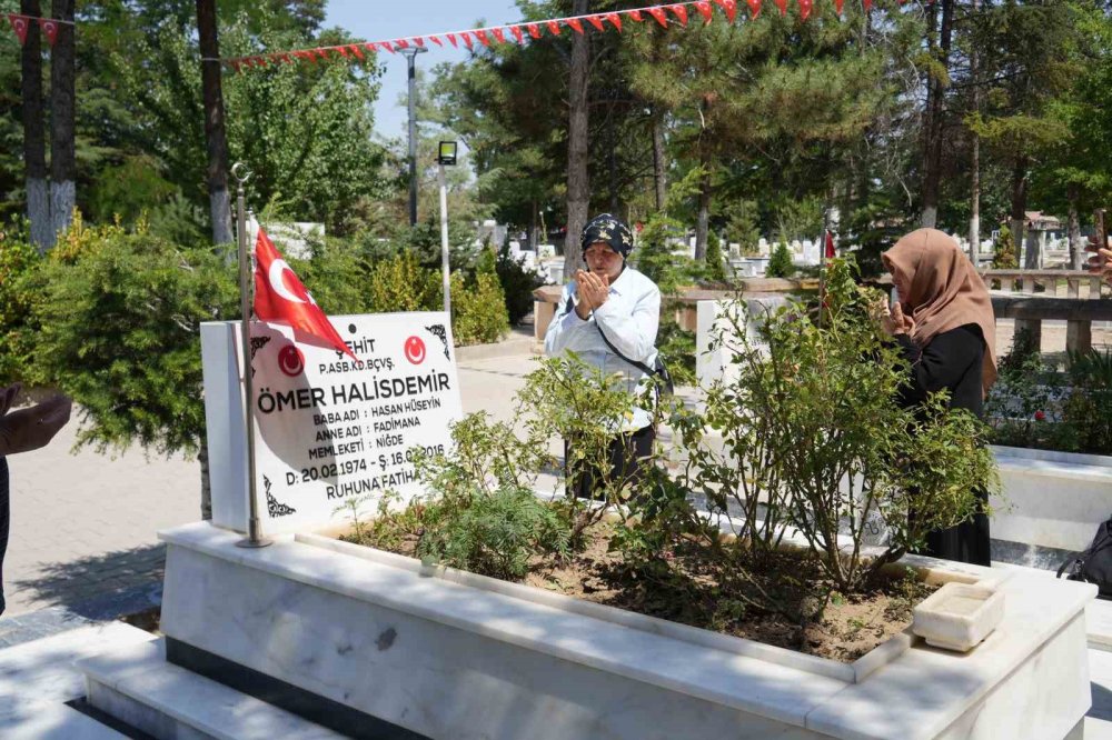 Konya ve yurdun dört bir yanından Şehit Ömer Halisdemir'in kabrine ziyaret