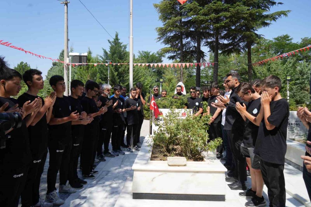 Şehit Ömer Halisdemir’in kabrine gelmek için 6 gün pedal çevirdiler