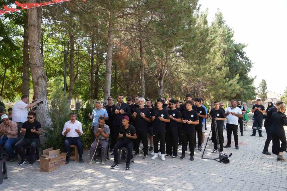 Şehit Ömer Halisdemir’in kabrine gelmek için 6 gün pedal çevirdiler
