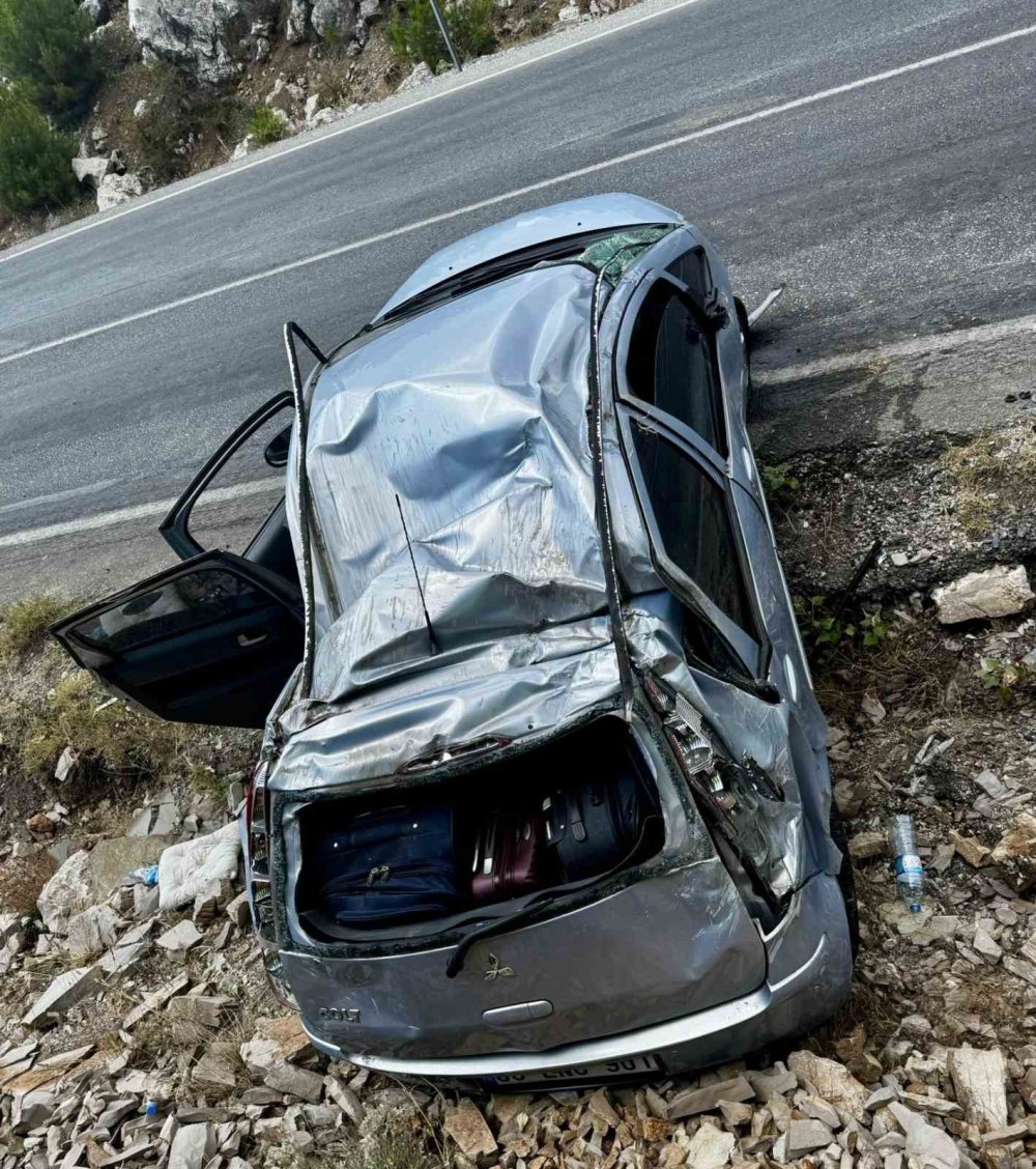 Akseki-Seydişehir yolunda otomobil kayalık alana çarptı
