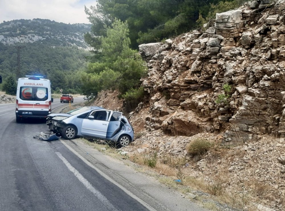 Akseki-Seydişehir yolunda otomobil kayalık alana çarptı