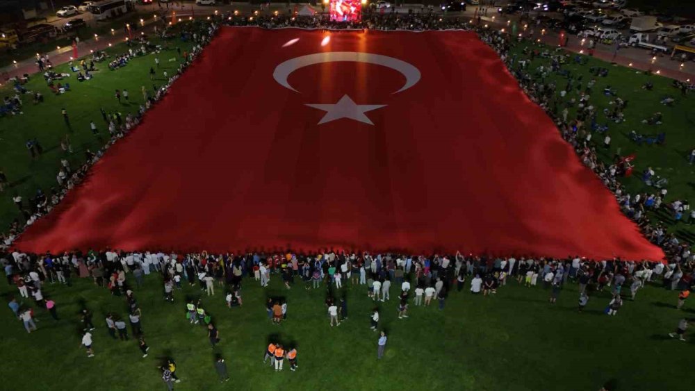 Dünyanın en büyük Türk bayrağı 15 Temmuz'da yeniden açıldı