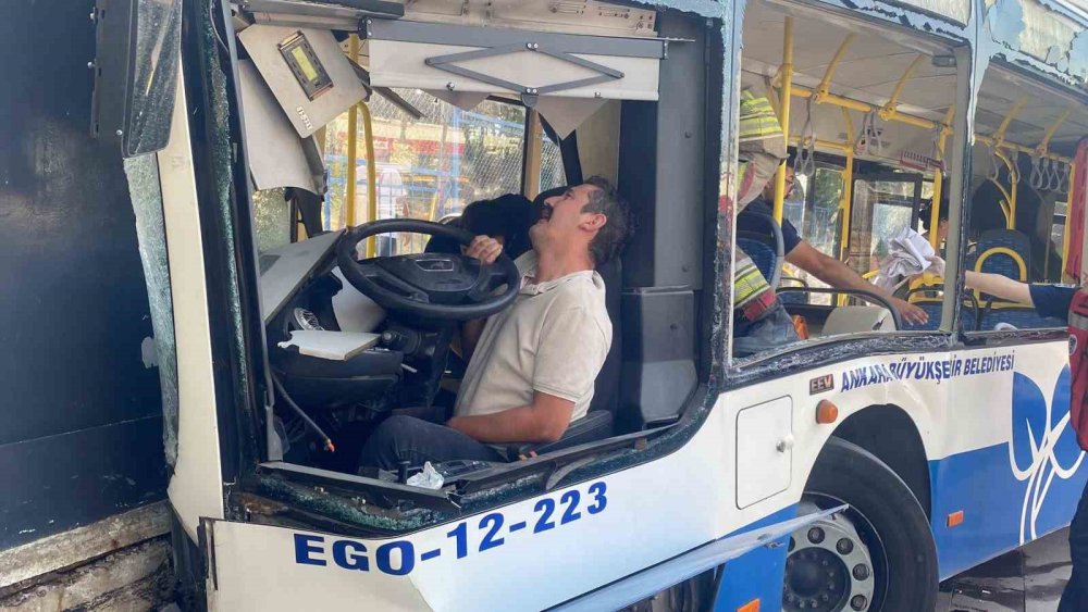 Keçiören’de belediye otobüsü kazası: 20 kişi yaralandı, şoför araçta sıkıştı