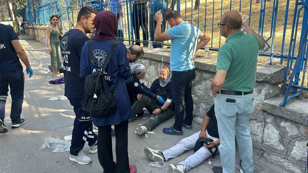 Keçiören’de belediye otobüsü kazası: 20 kişi yaralandı, şoför araçta sıkıştı