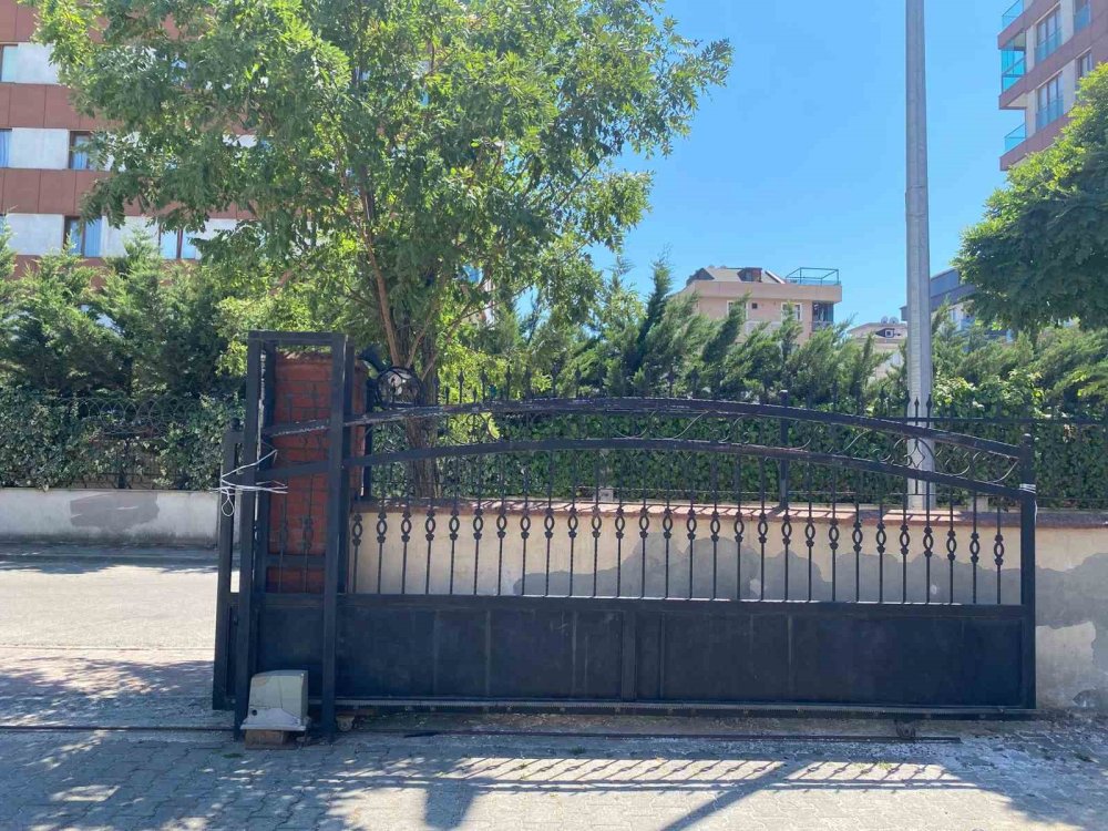 Demir kapının altında kalan çocuk hayatını kaybetti