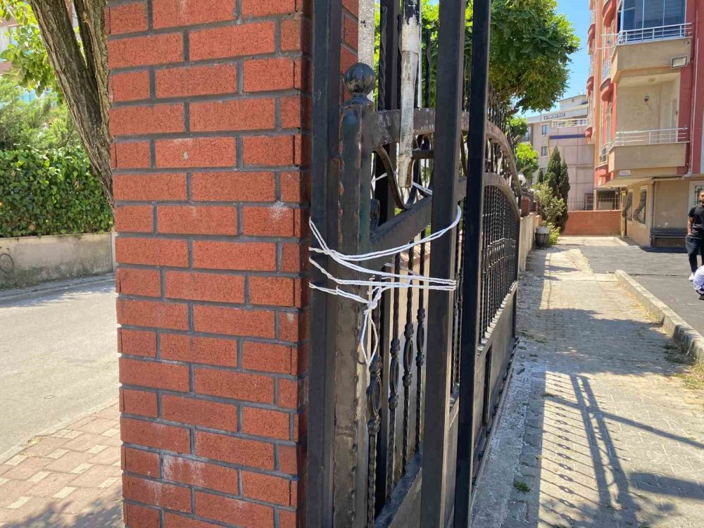 Demir kapının altında kalan çocuk hayatını kaybetti