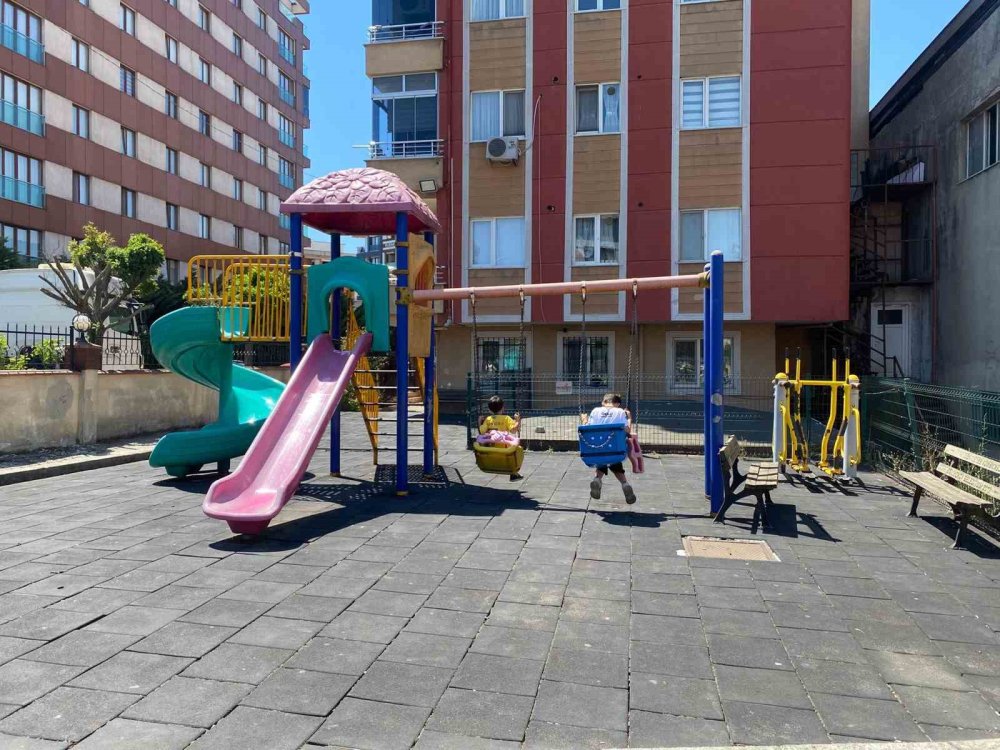 Demir kapının altında kalan çocuk hayatını kaybetti