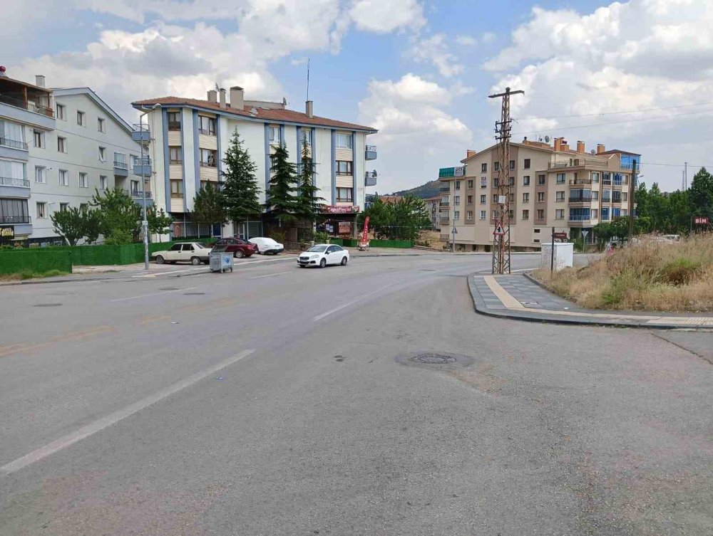 Drift atan sürücü ortalığı birbirine kattı: Yaşlı kadın son anda kurtuldu