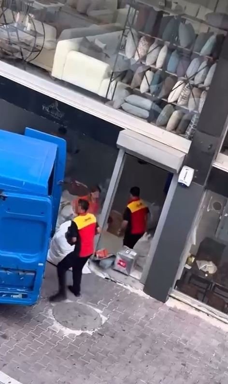 Kargoları Kamyona Fırlatarak Yüklediler