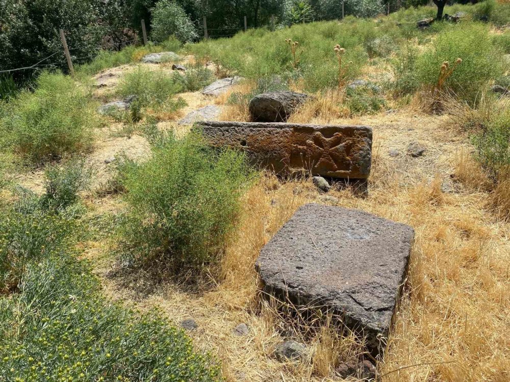 Tarihi mezarlık definecilerin hedefi oldu