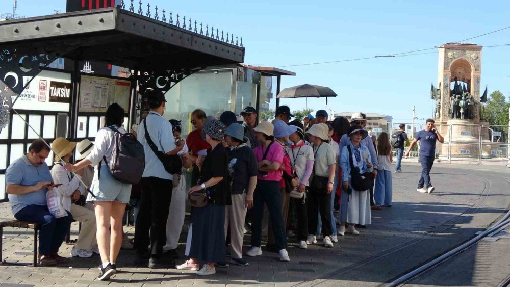 Esnafın sıcakla imtihanı: Damacanayla yıkandı