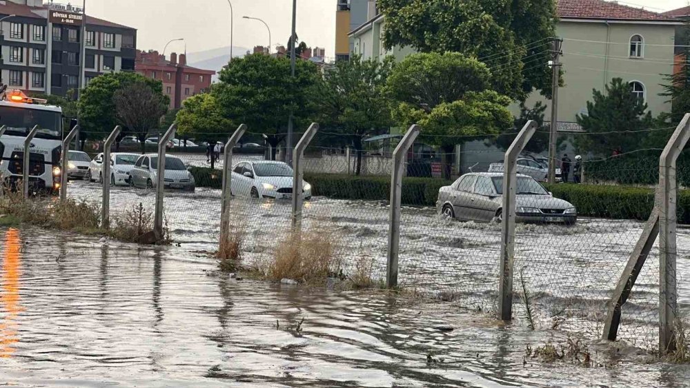 Konya Bunu Biliyor ve Arabasından İnmek İstemiyor