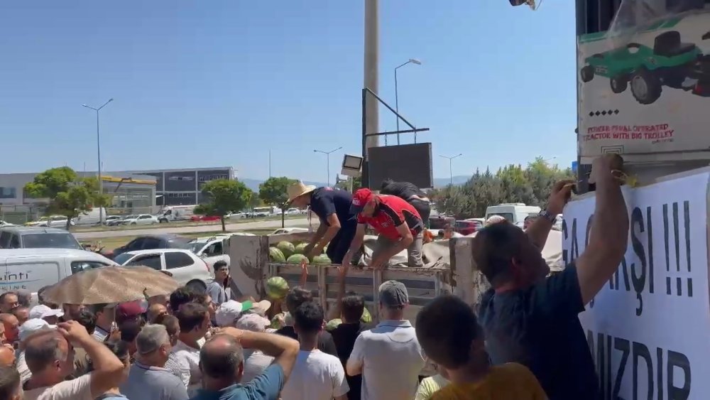 Bursa'da bedava karpuz dağıtıldı