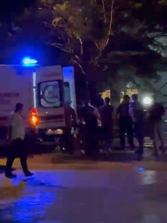 Kendini Camdan Atan Kadın Ambulansa Alınırken Sedyeden Düşürüldü