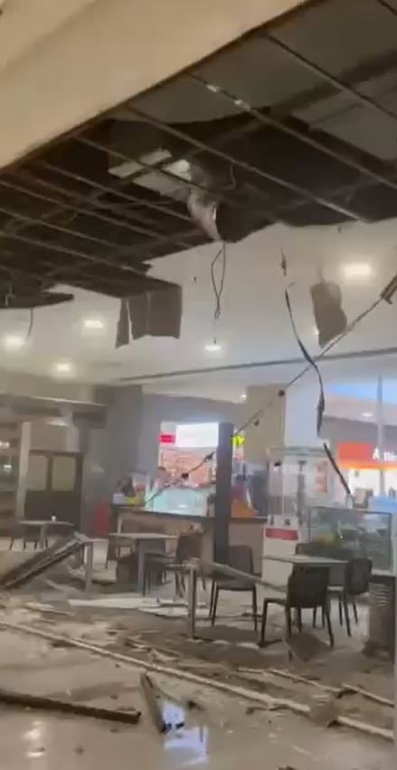 Müşteriler yemek yerken tavan çöktü: Fast Food alanı kapatıldı