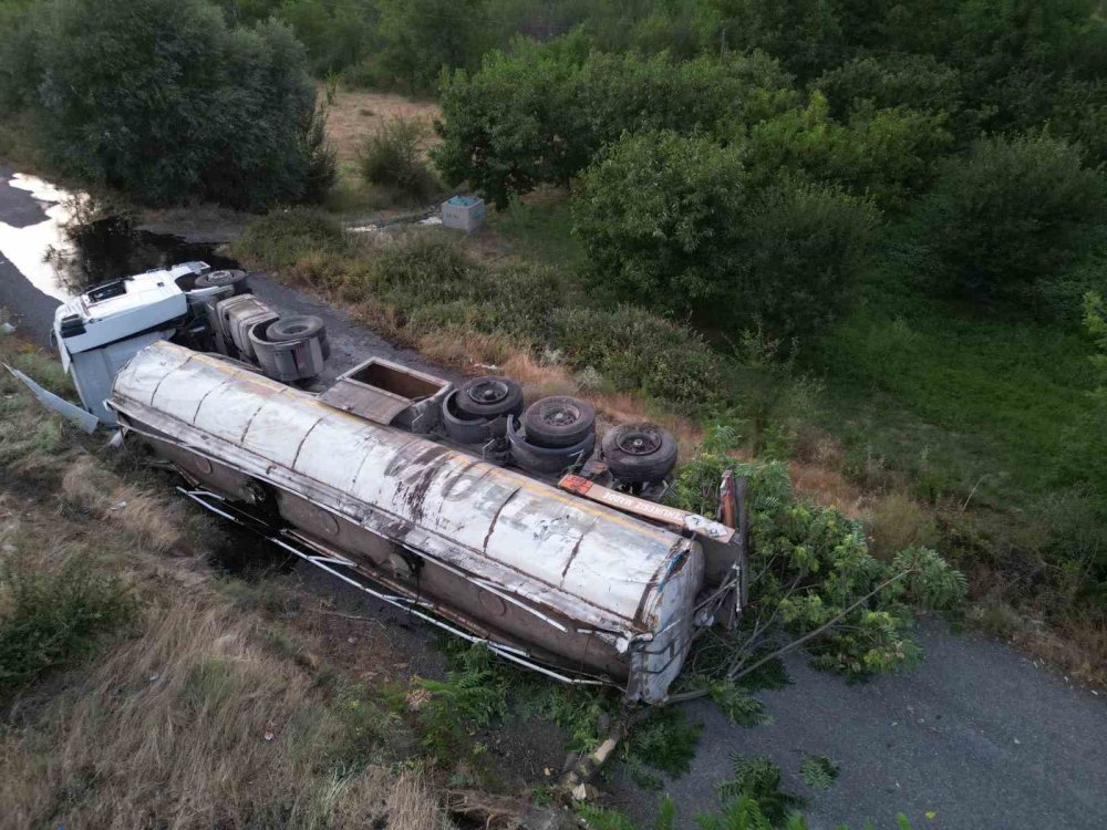 Sıcak asfalt yola döküldü ama kazayla