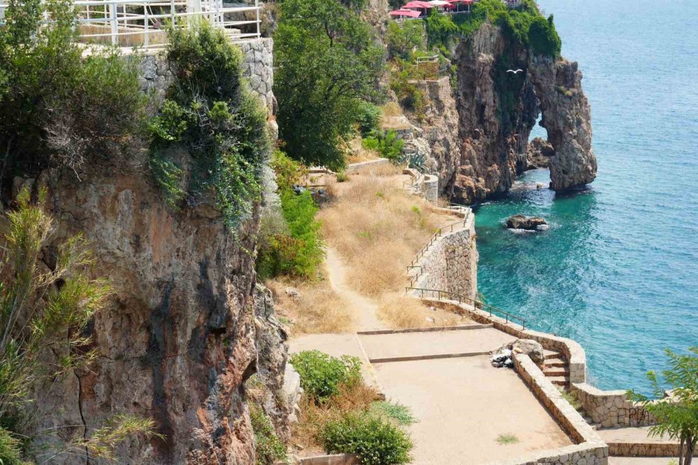 Antalyalılar bindiği dalı kesiyor