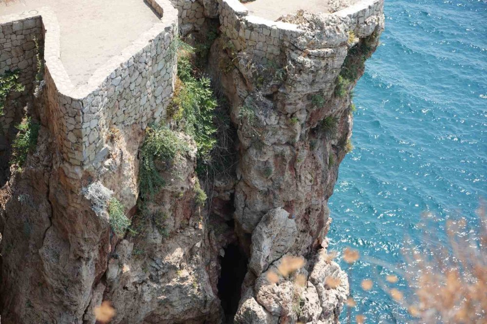 Antalyalılar bindiği dalı kesiyor