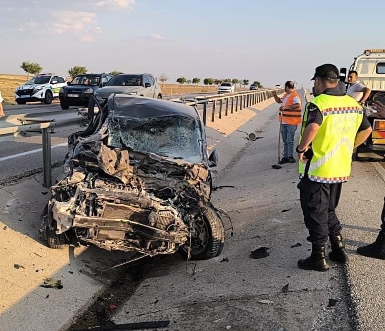 Aracı kontrol edemedi, demir bariyerlere çarptı