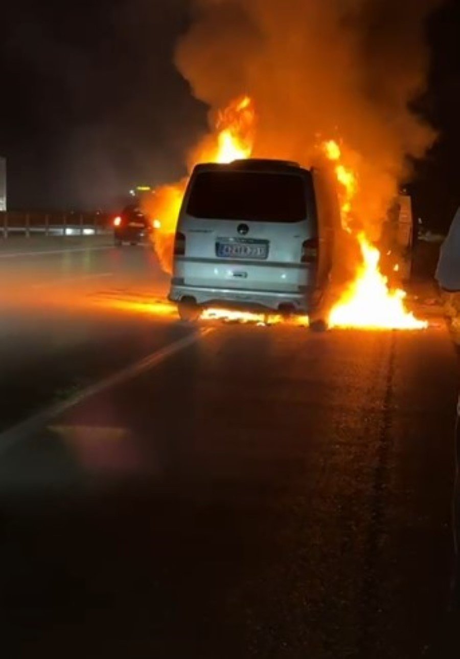 Arızalanan minibüs çekiciye yüklenirken alev aldı