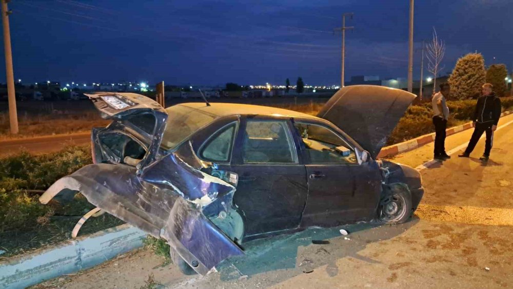 Aynı yönde seyreden otomobiller çarpıştı
