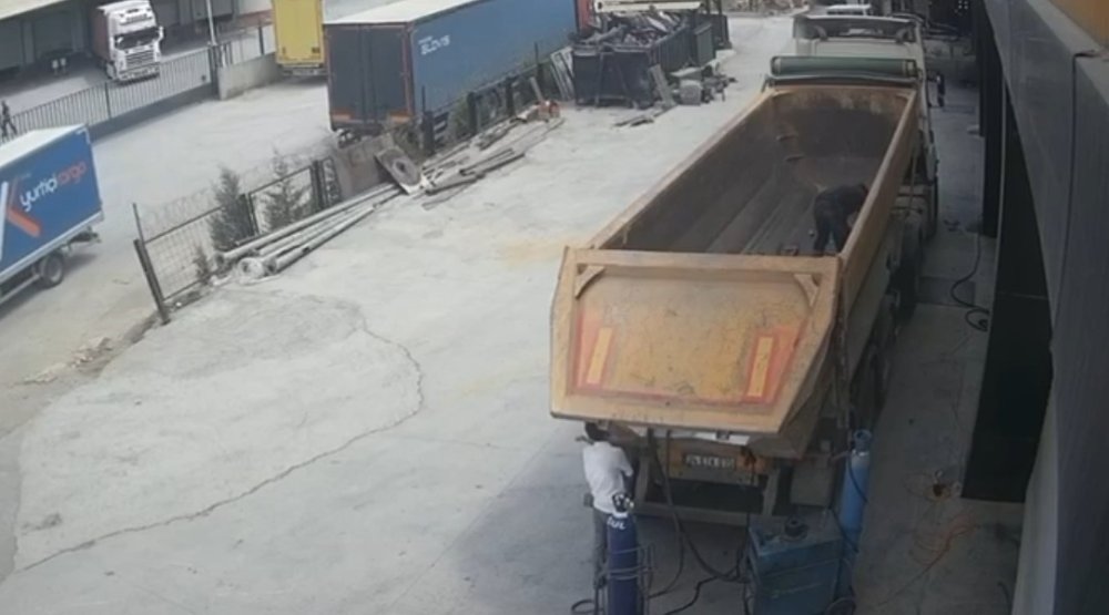 Damper kapağı başına çarpan tır şoförü hayatını kaybetti: Olay anı kamerada