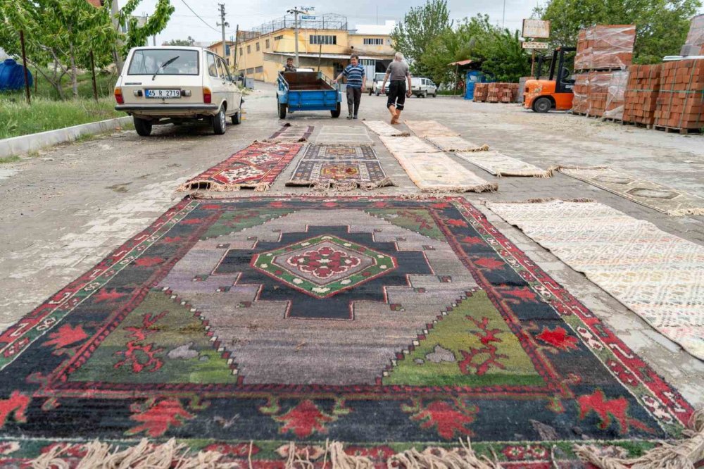 Halılara İlginç Eskitme Yöntemi: Araçlar Üzerinden Geçiyor, Değeri Artıyor