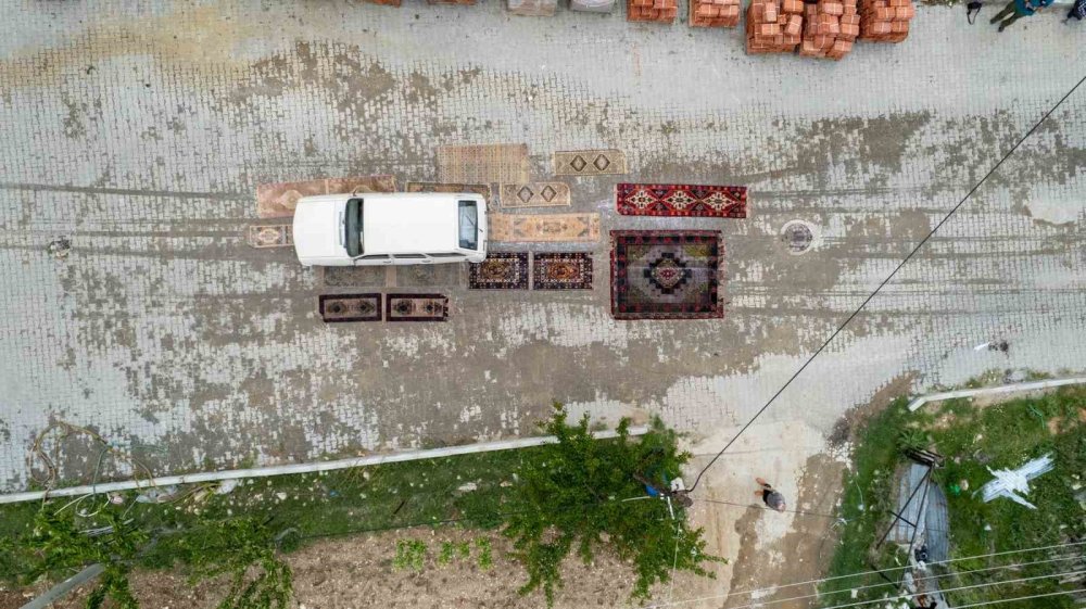 Halılara İlginç Eskitme Yöntemi: Araçlar Üzerinden Geçiyor, Değeri Artıyor