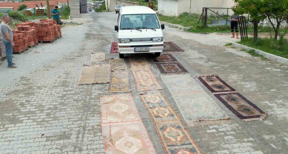 Halılara İlginç Eskitme Yöntemi: Araçlar Üzerinden Geçiyor, Değeri Artıyor