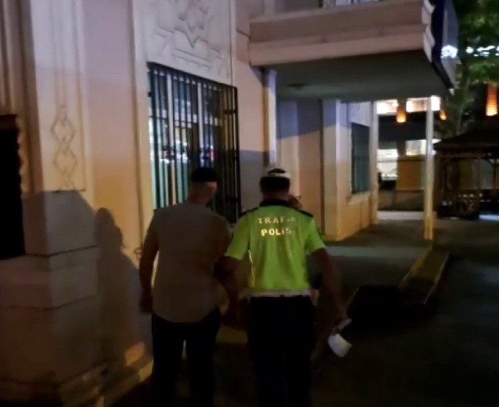 Yolu kapatıp dans ettiler, gözaltına alındılar