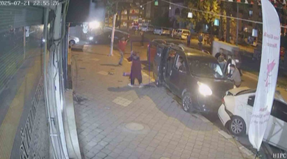 Aracına binmek üzereydi, saniyelerle kurtuldu: O anlar kamerada