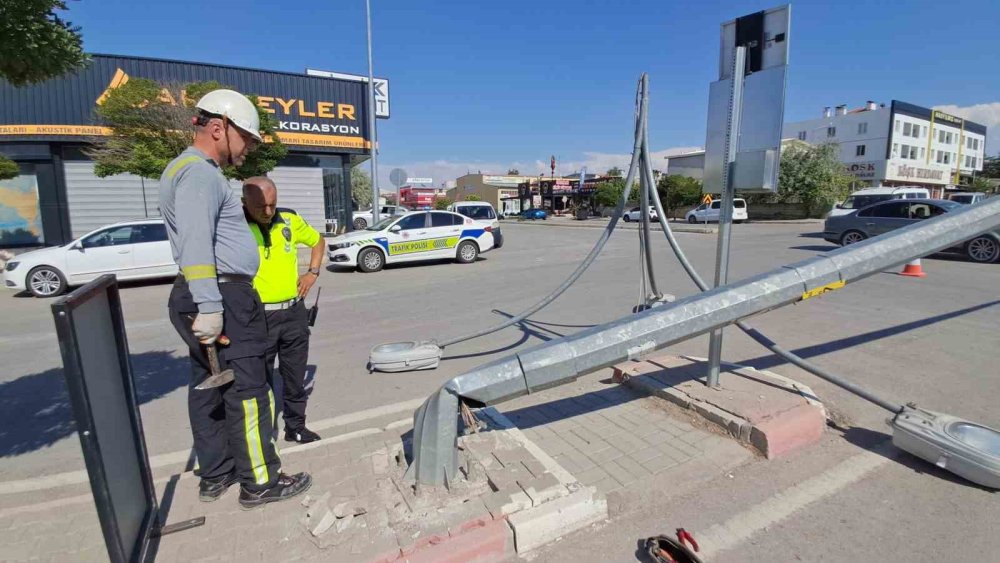 Aydınlatma direğini devirip kaçtı