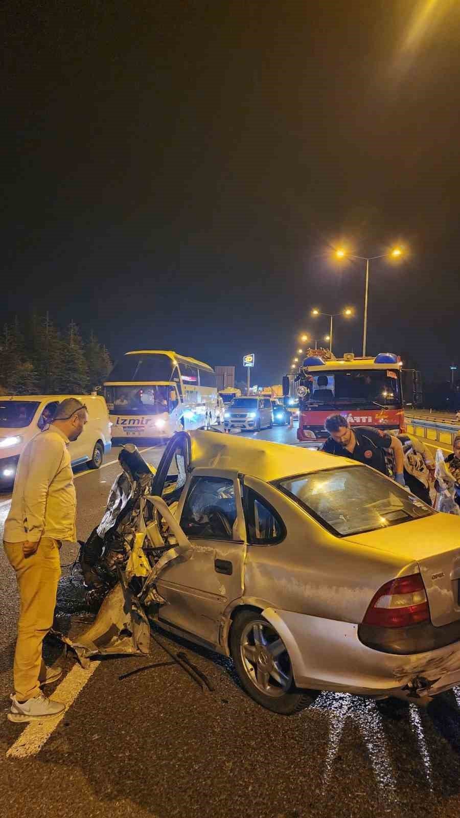 Ters yöne giren otomobil 2 sürücünün de sonu oldu