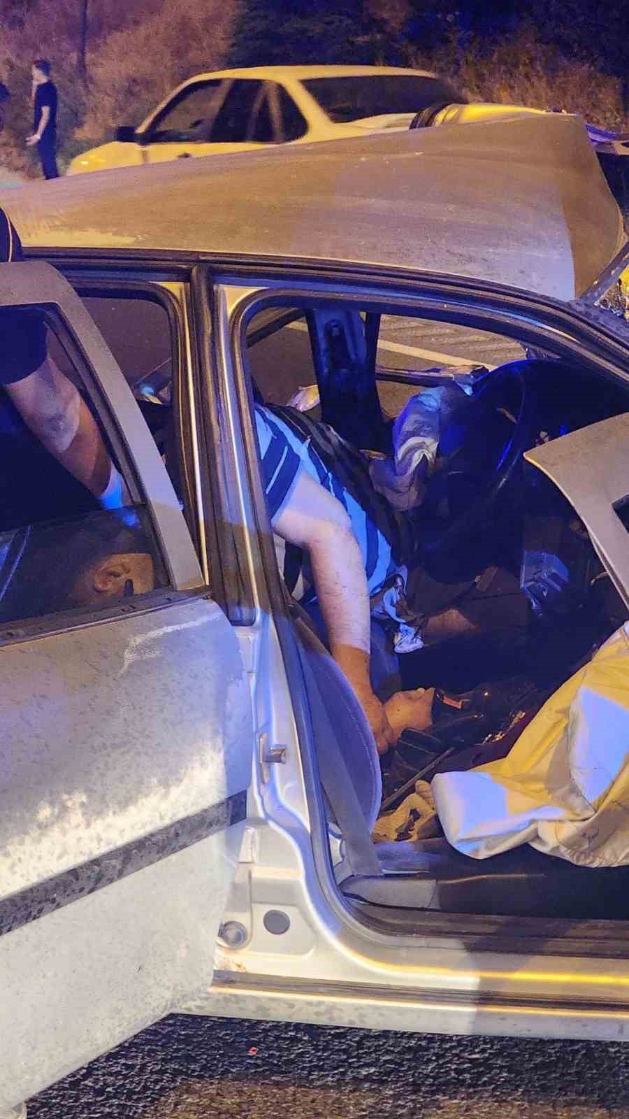 Ters yöne giren otomobil 2 sürücünün de sonu oldu