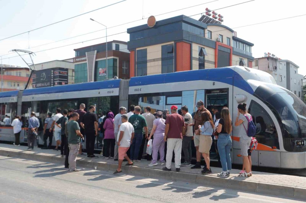 Tramvayın altında kalacaktı, son anda kurtuldu