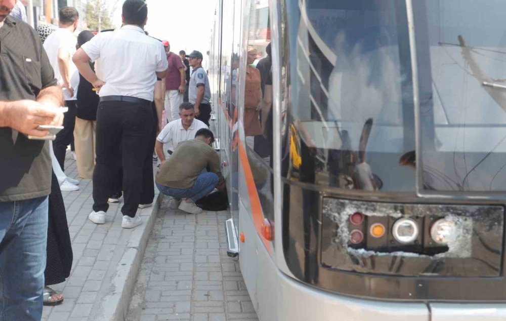Tramvayın altında kalacaktı, son anda kurtuldu