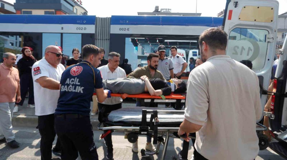 Tramvayın altında kalacaktı, son anda kurtuldu