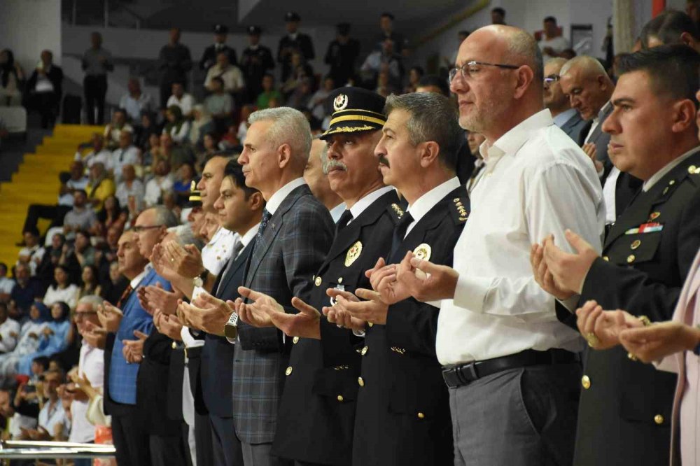 228 polis adayı mezuniyet coşkusunu kep atarak yaşadı