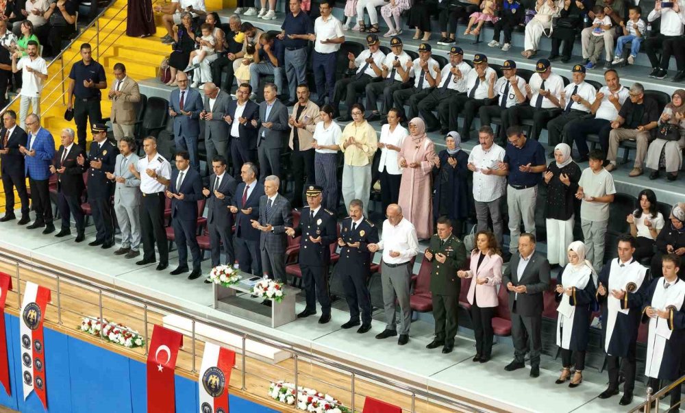 228 polis adayı mezuniyet coşkusunu kep atarak yaşadı