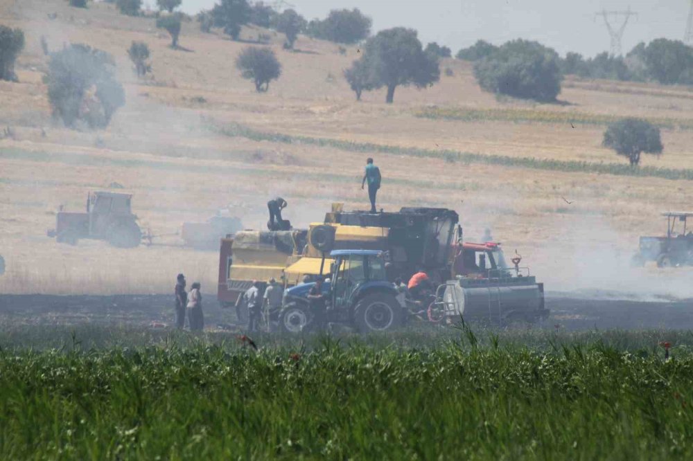 Tarlada hasat yaparken ekinlerini yaktı