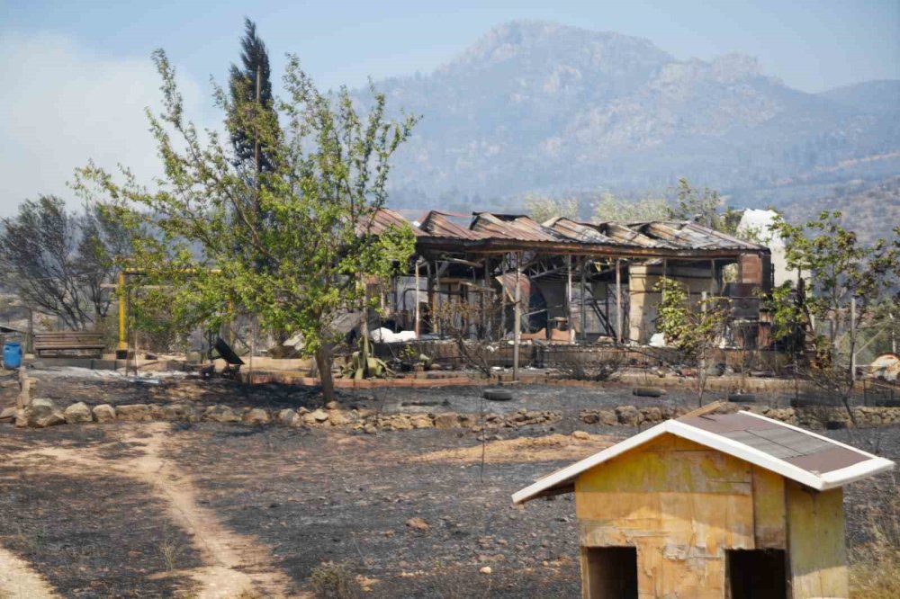 Alevler, maddi manevi ne varsa yaktı geçti