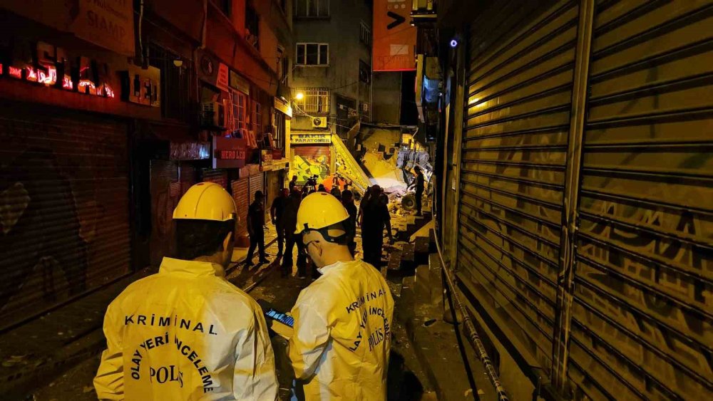 Büfede Tüp Patladı: 2 Katlı Bina Çöktü, Enkaz Kaldırma Çalışmaları Sürüyor
