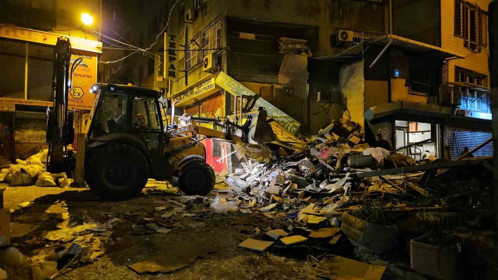 Büfede Tüp Patladı: 2 Katlı Bina Çöktü, Enkaz Kaldırma Çalışmaları Sürüyor