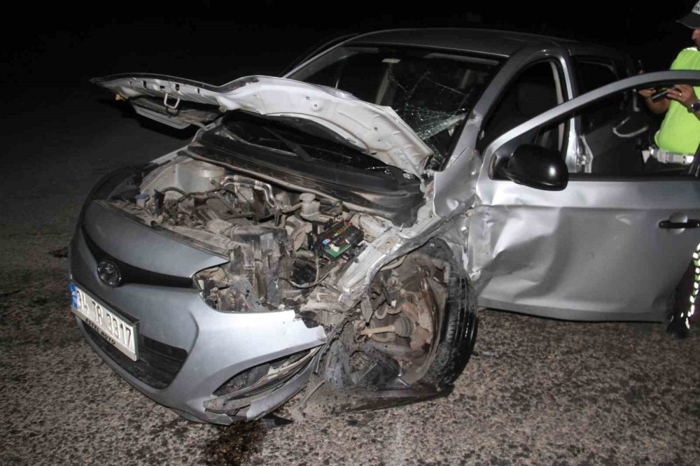 İki Otomobil Kafa Kafaya Çarpıştı, 6 Kişi Yaralandı