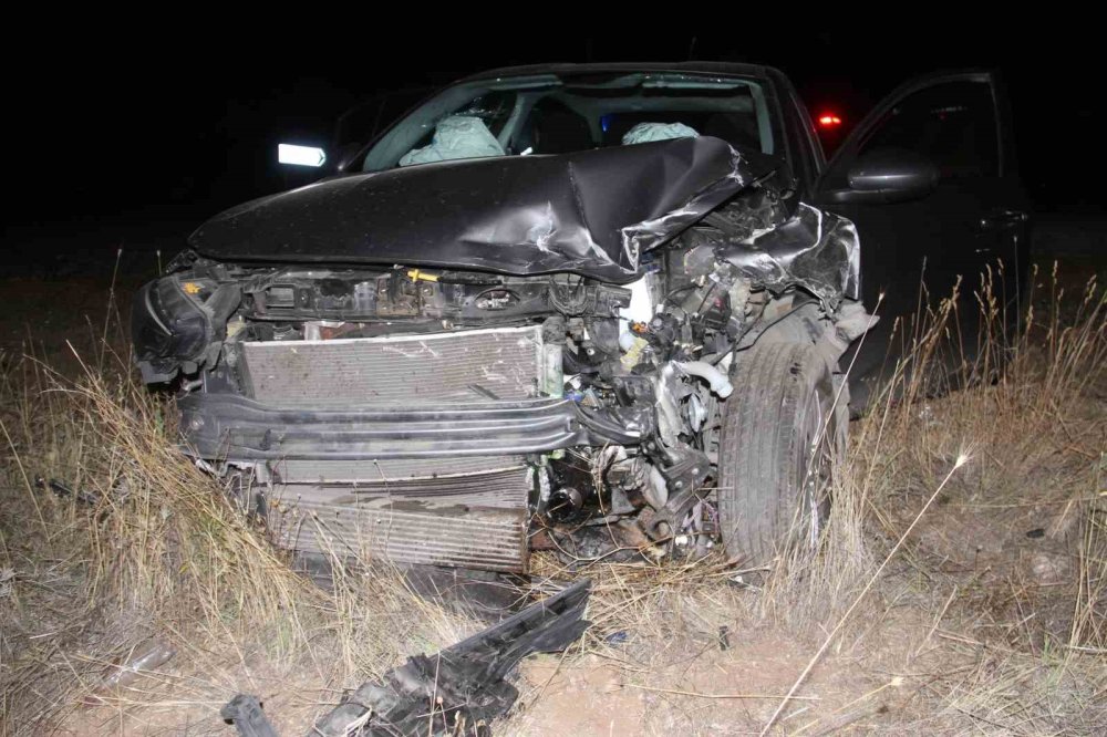 İki Otomobil Kafa Kafaya Çarpıştı, 6 Kişi Yaralandı