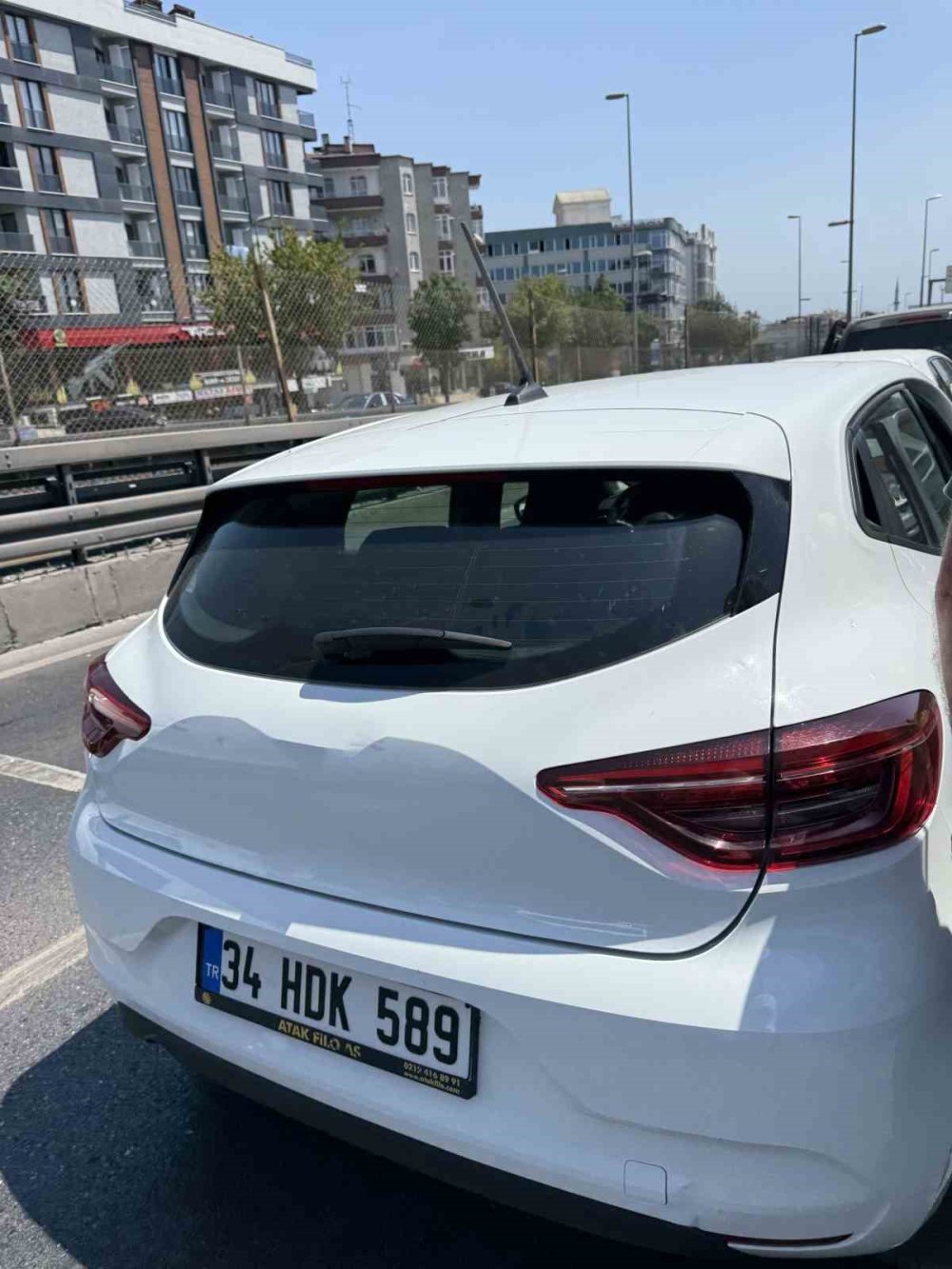 Kamyonetten düşen çöp torbası 5 aracın kaza yapmasına neden oldu