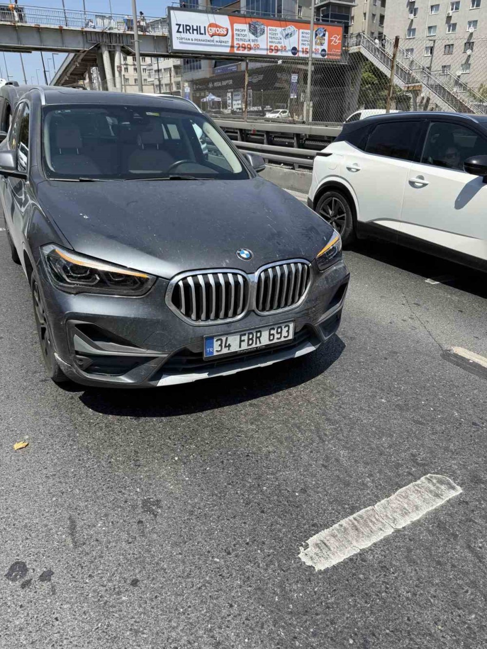 Kamyonetten düşen çöp torbası 5 aracın kaza yapmasına neden oldu