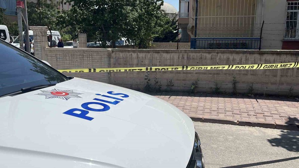 Karatay'da olay! Boşanma aşamasındaki eşini sokak ortasında bıçakladı