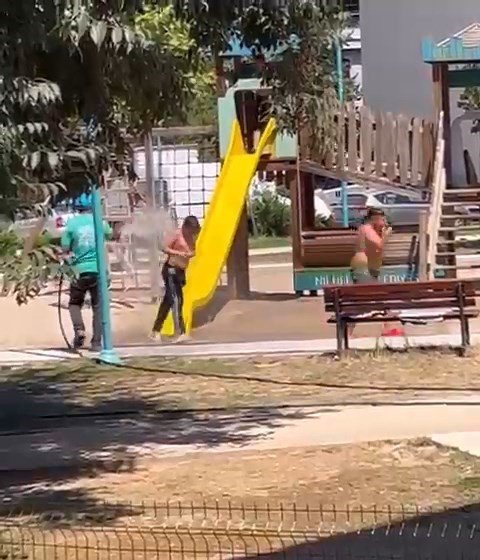 Sıcaktan bunalan vatandaş nasıl serinleyeceğini şaşırdı